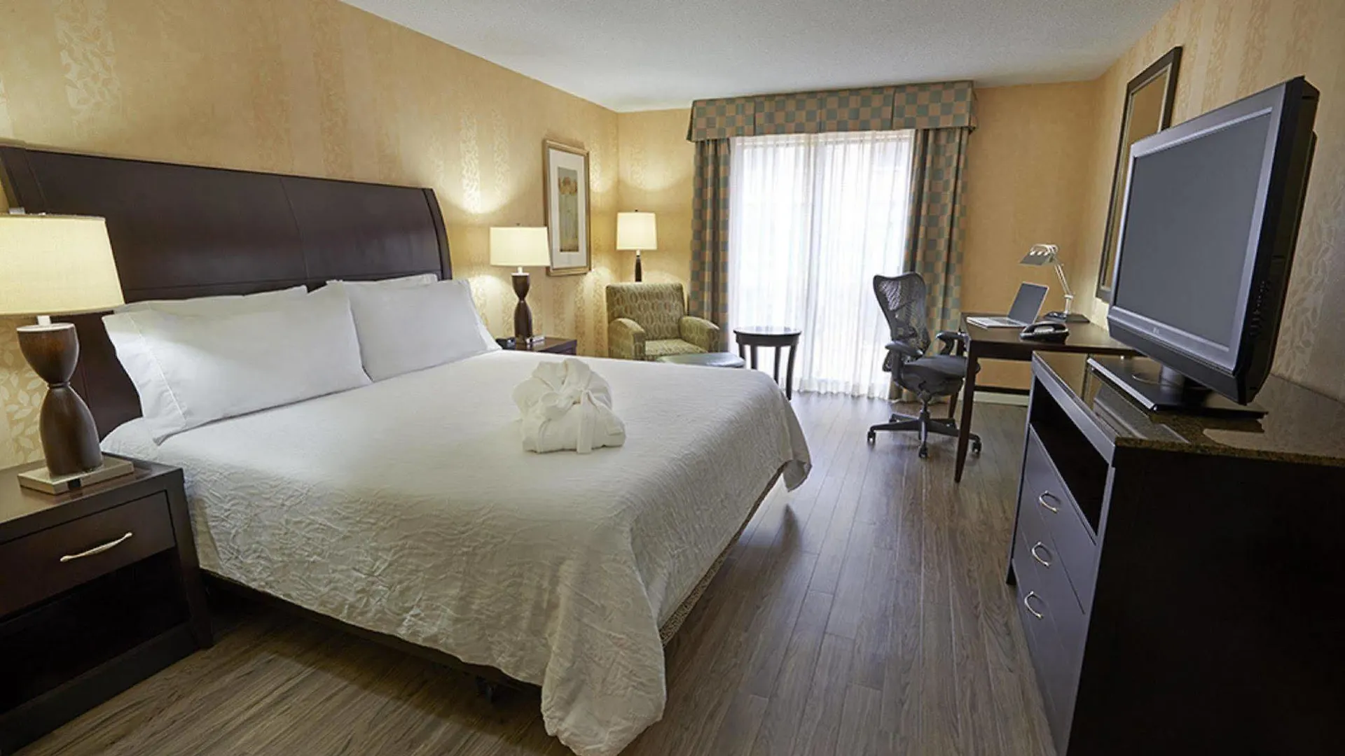 Revery Toronto Downtown, Curio Collection By Hilton