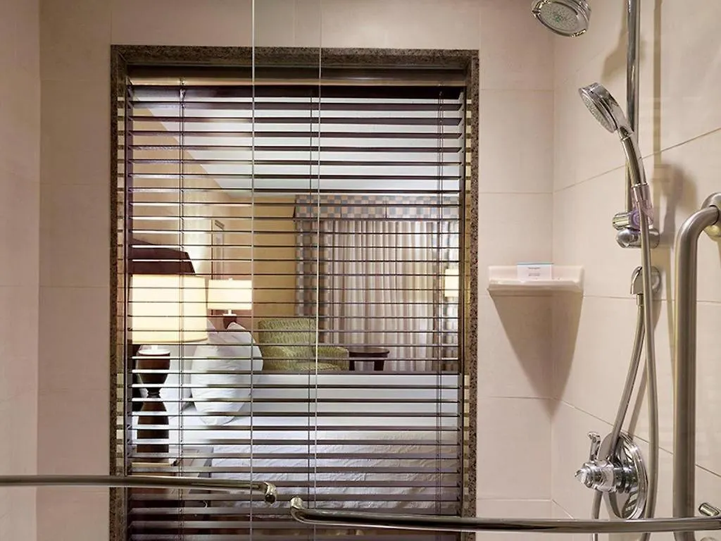 Revery Toronto Downtown, Curio Collection By Hilton Hotel