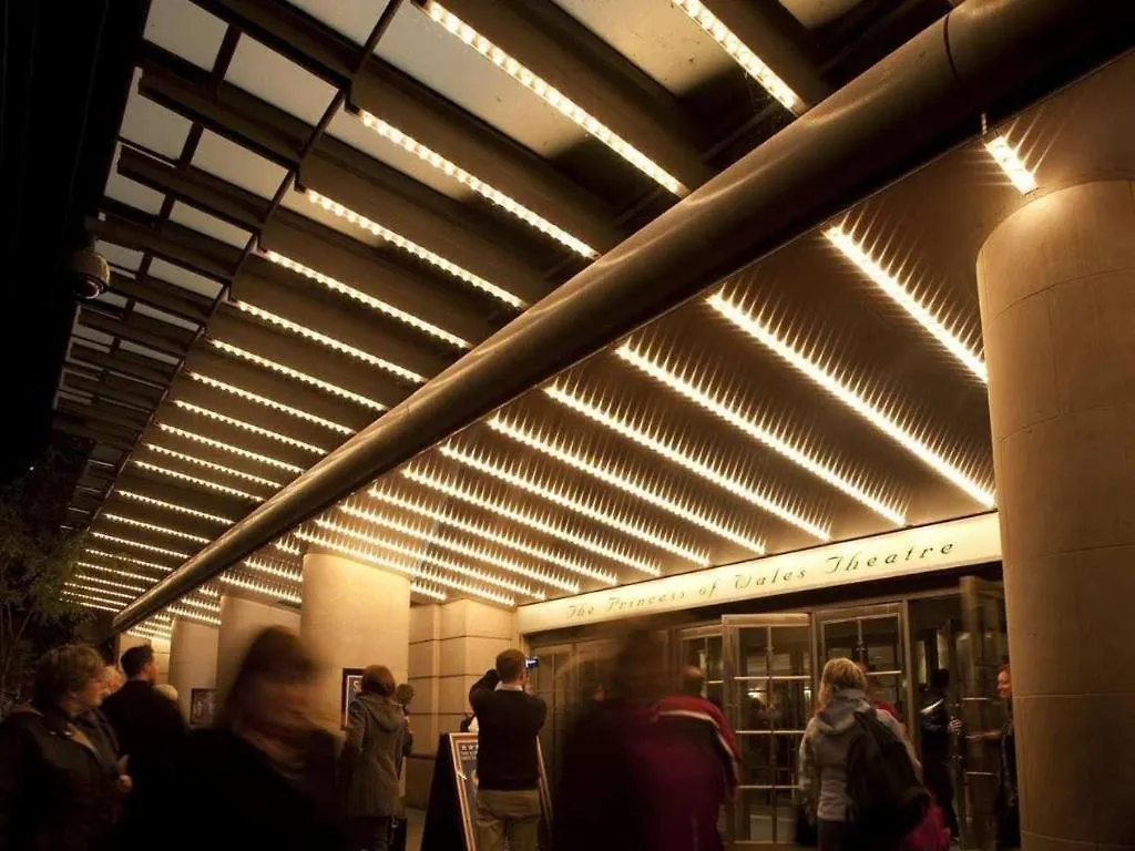 Hotel Revery Toronto Downtown, Curio Collection By Hilton