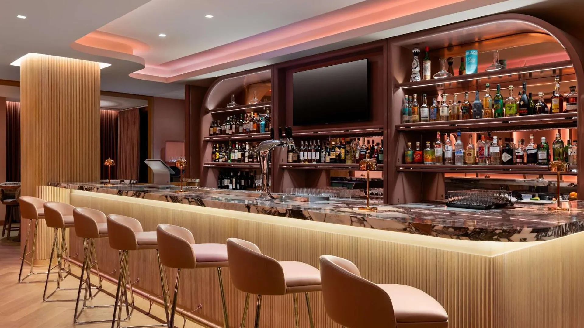 Revery Toronto Downtown, Curio Collection By Hilton Canada