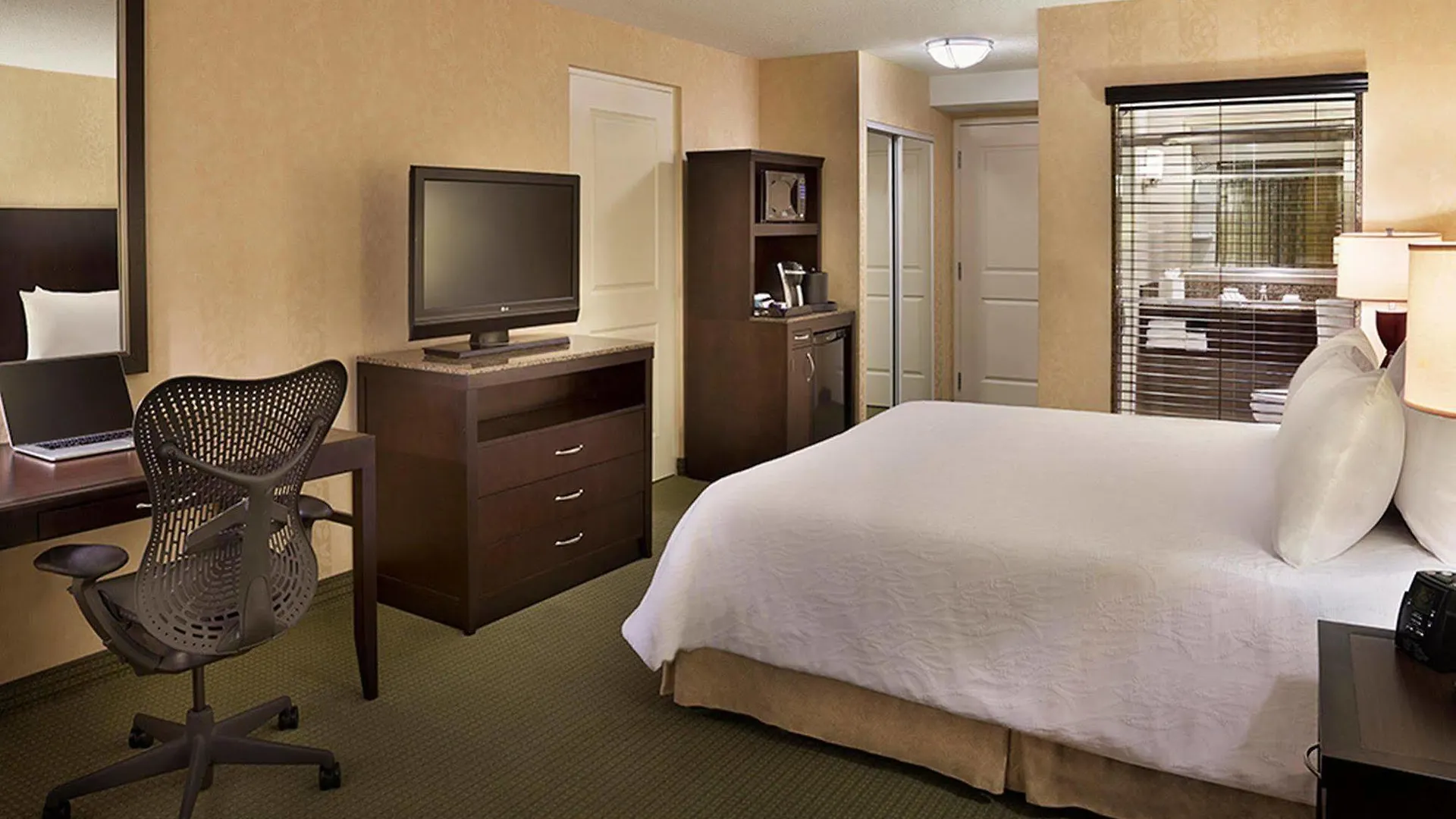 Revery Toronto Downtown, Curio Collection By Hilton Canada